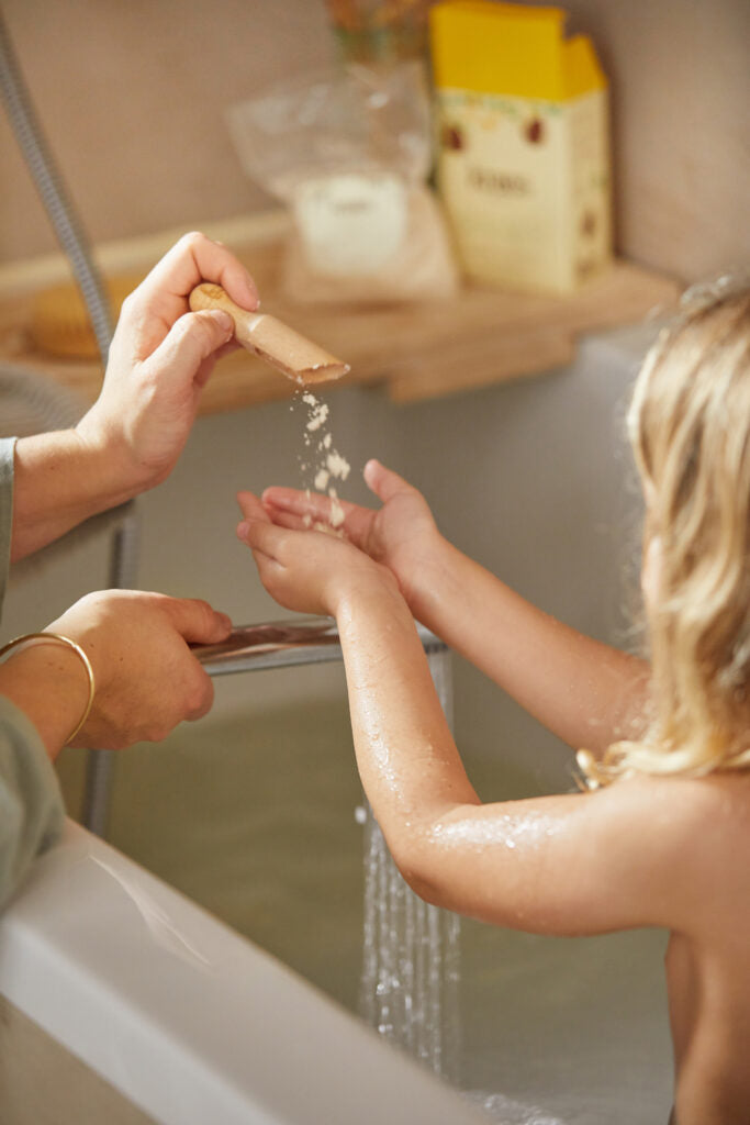 Lindrende babybad med havre og kokos